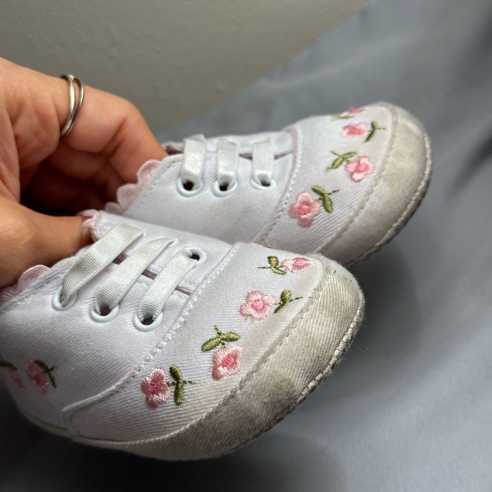 🌺 BUNDLE OF 4 ITEMS FOR $20 🍒
Baby Walker Shoes with Floral Design - Picture 8 of 11